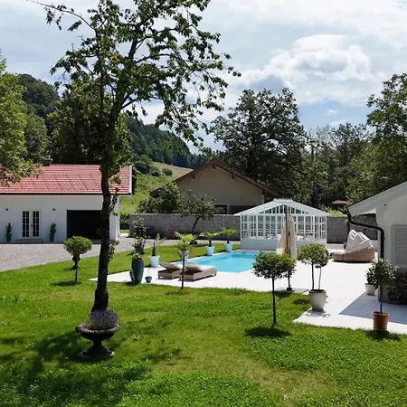 아파트 Luxus Mit Pool Im Chiemgau