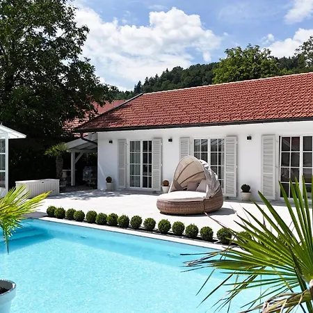 아파트 Luxus Mit Pool Im Chiemgau *