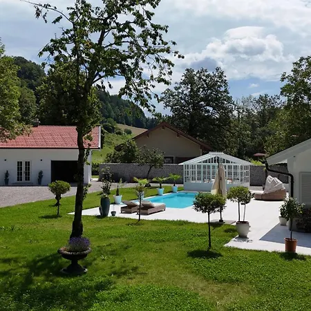 아파트 Luxus Mit Pool Im Chiemgau *
